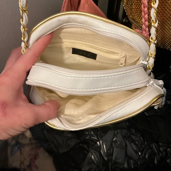 Handbags - Picture 4 of 16